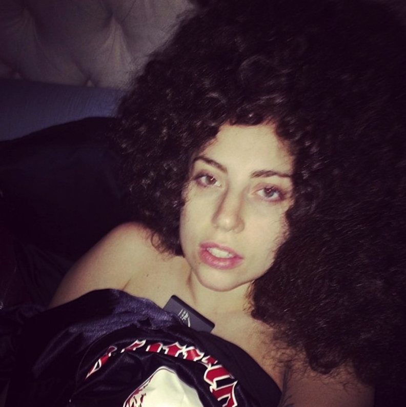 Lady Gaga kör på affro. Lady Gaga kör på affro.